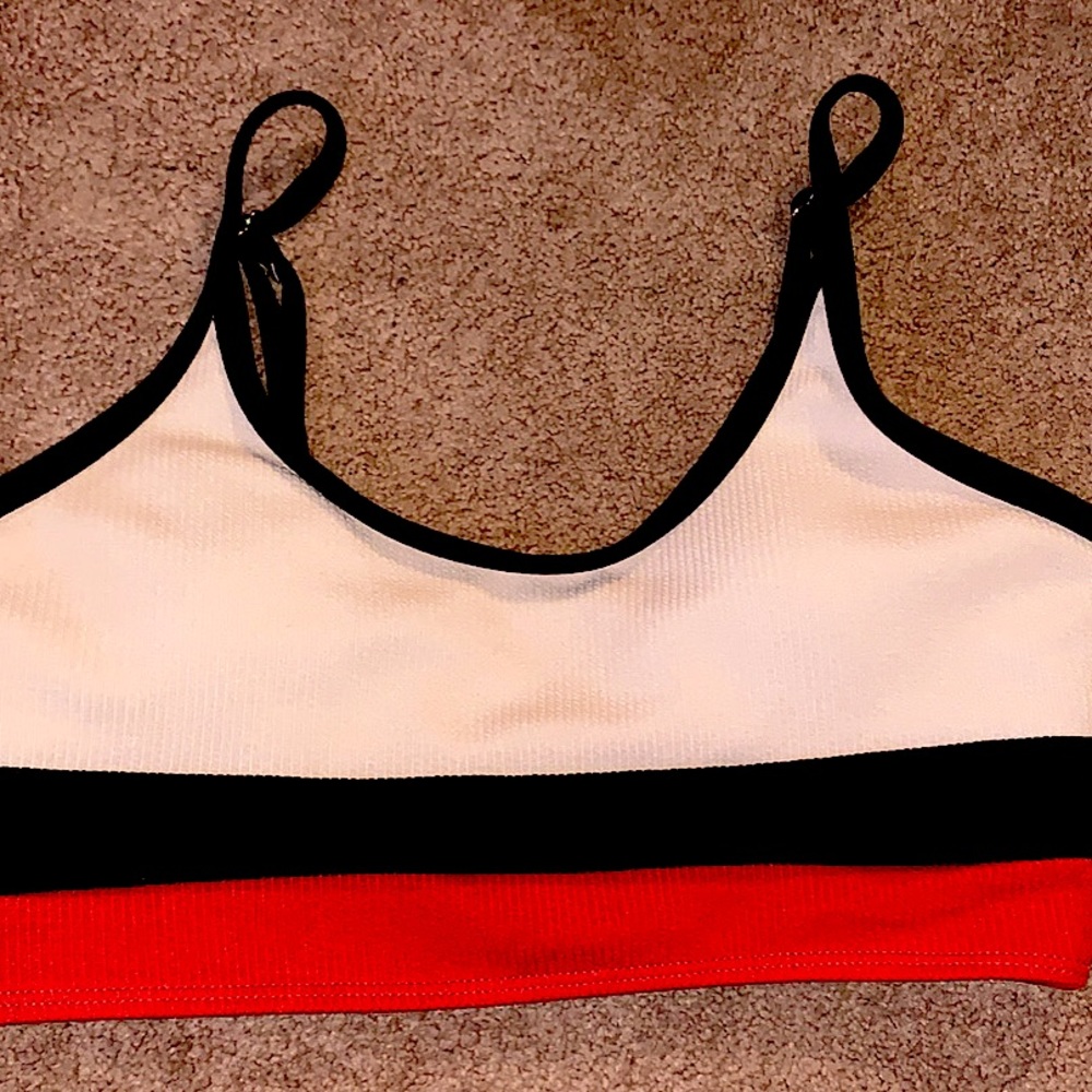 This is a very well fitting bikini set.💕